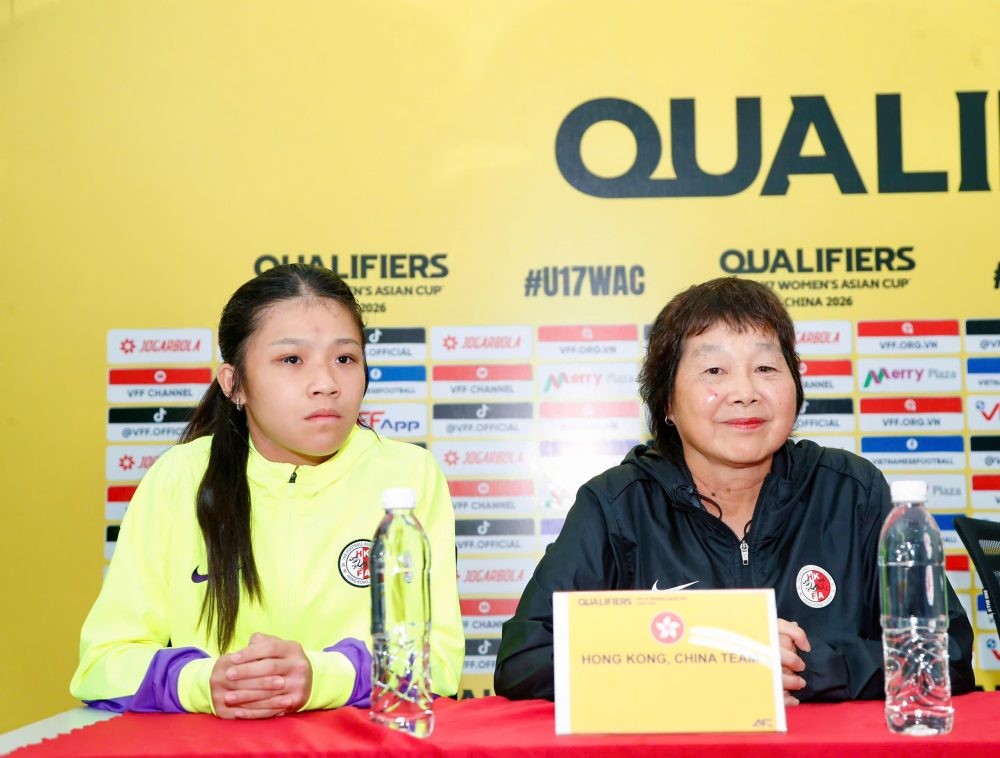 HLV U17 nữ Hồng Kông (Trung Quốc) Chan Shuk Chi và cầu thủ Chong Ching Lam Jaylynn