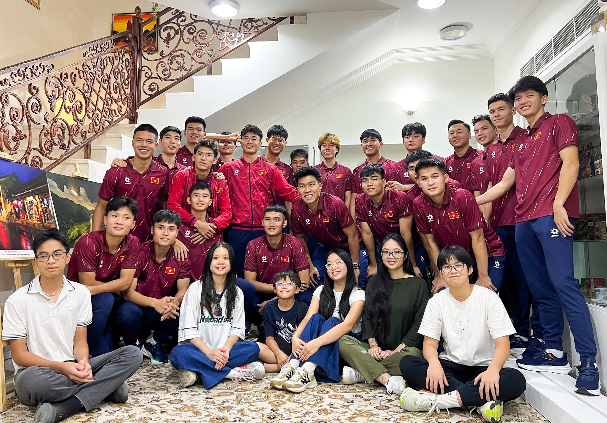 Các cầu thủ U23 Việt Nam chụp ảnh lưu niệm tại Đại sứ quán Việt Nam tại UAE