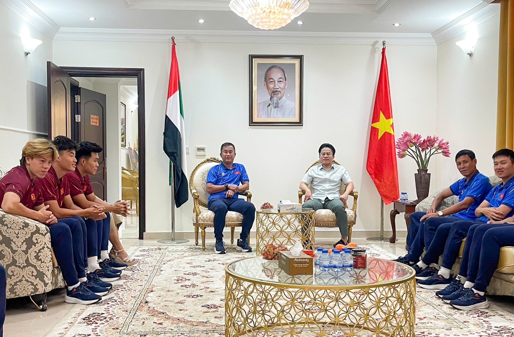 Toàn đội U23 Việt Nam đã có buổi trò chuyện thân mật với Đại sứ Việt Nam tại UAE Nguyễn Thanh Diệp