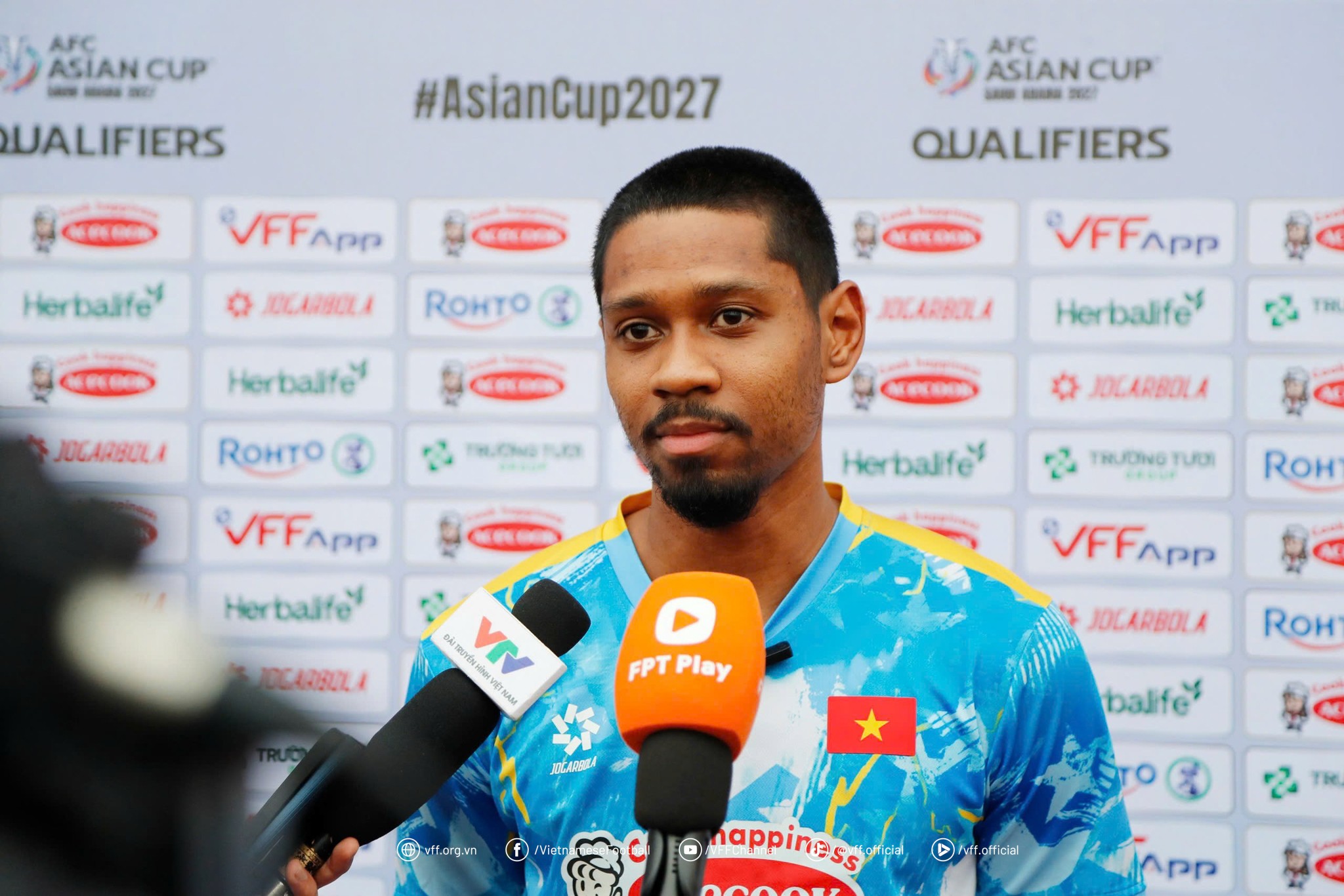 Cầu thủ Pendant Quang Vinh chia sẻ với báo giới trước buổi tập