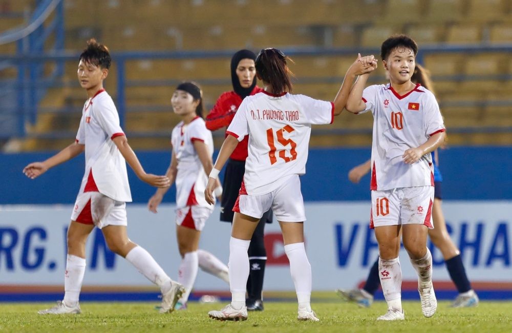 Các học trò của HLV Okiyama Masahiko ăn mừng bàn thắng