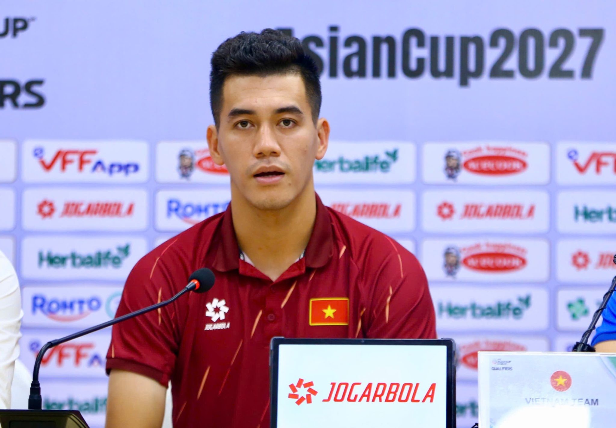 Tiền đạo Tiến Linh trả lời các câu hỏi của giới truyền thông