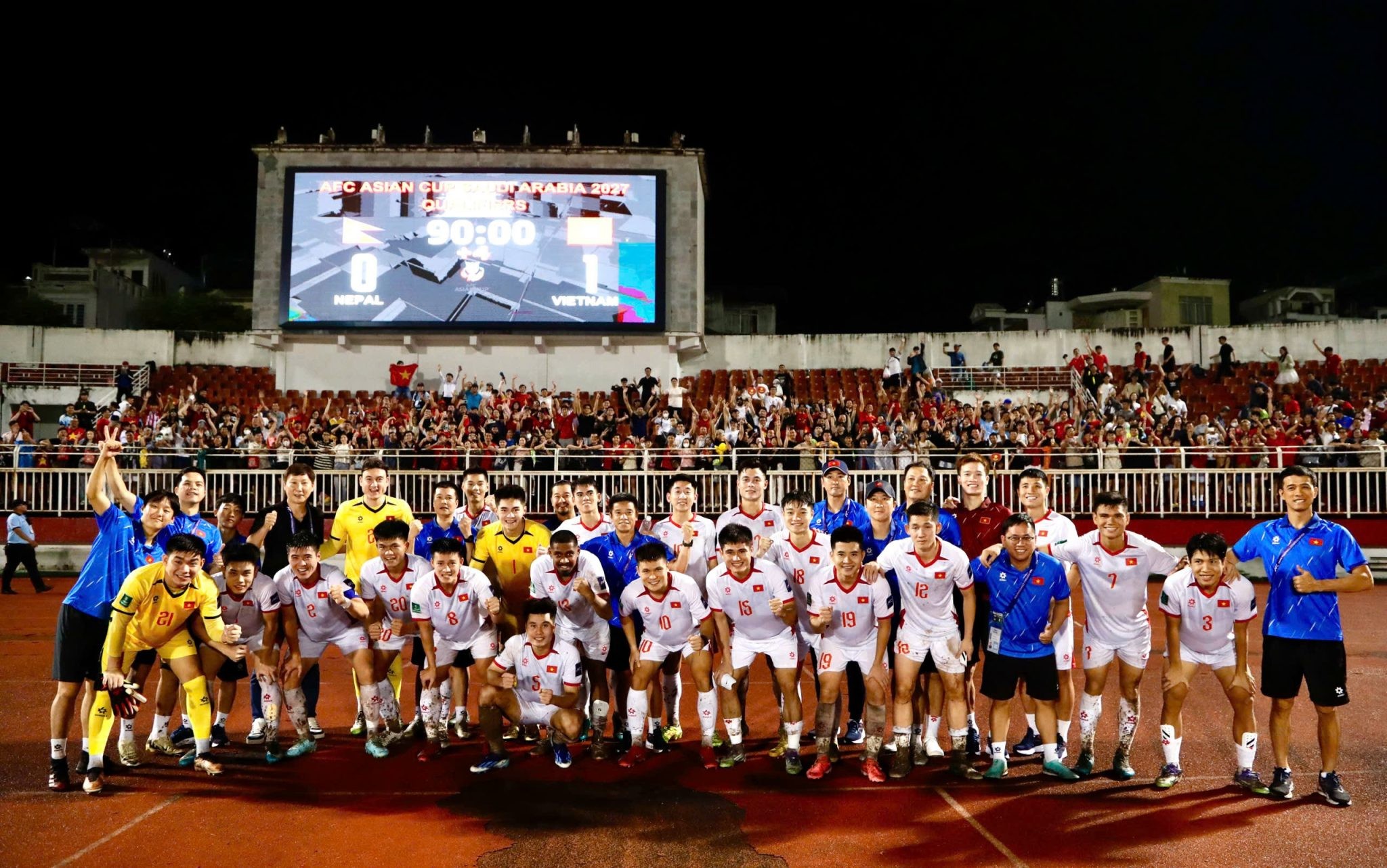 Đội tuyển Việt Nam ăn mừng cùng cổ động viên trên sân vận động Thống Nhất