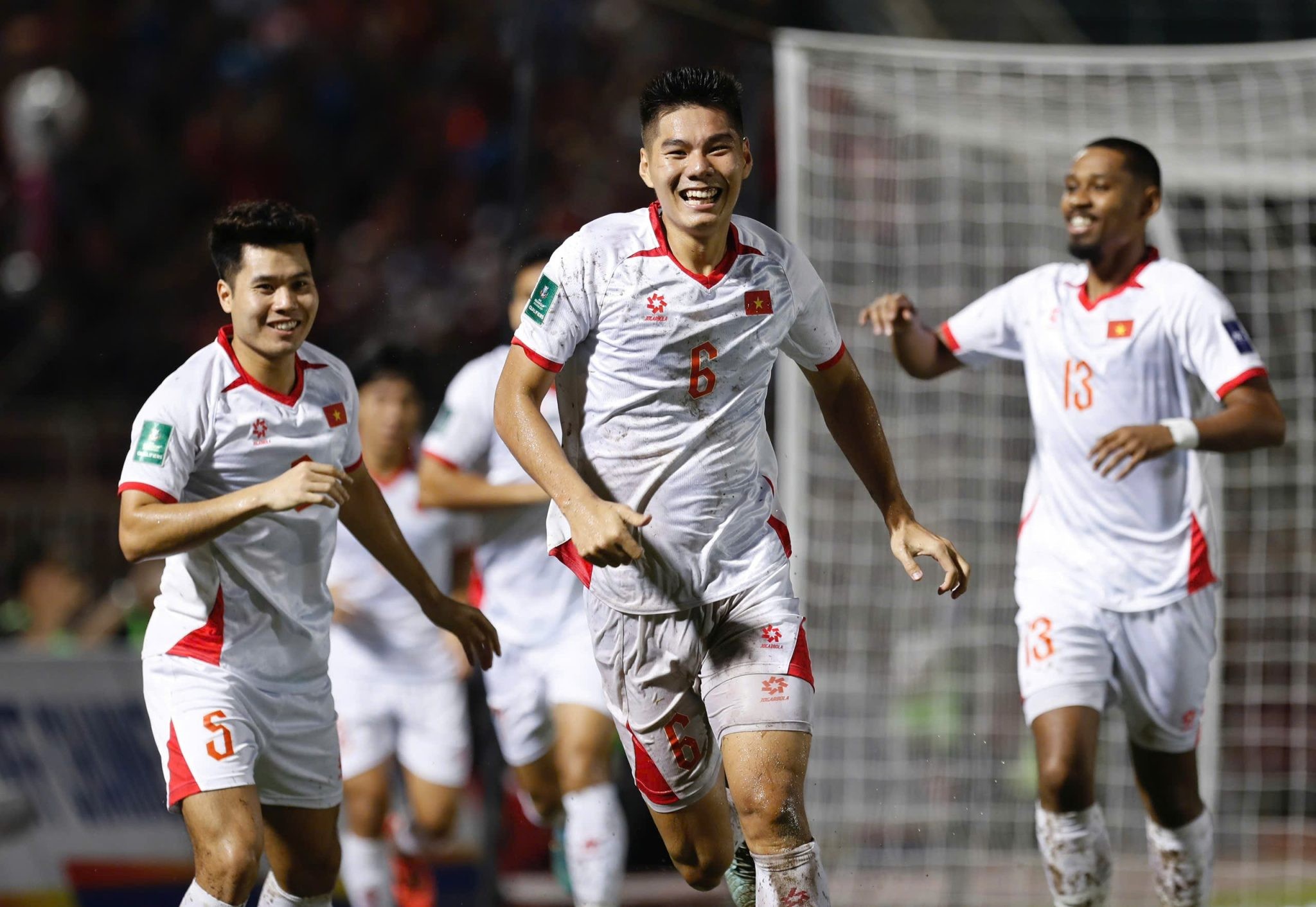 Trung vệ Hiểu Minh ăn mừng bàn thắng mở tỉ số trận đấu