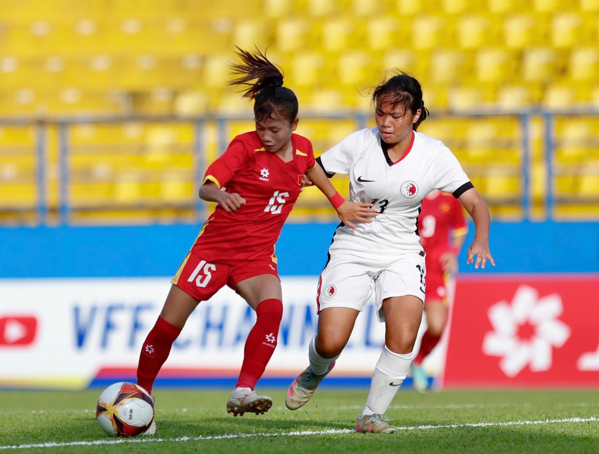 Trận đấu giữa U17 nữ Việt Nam và U17 nữ Hồng Kông (Trung Quốc) diễn ra căng thẳng và quyết liệt khi đội chủ nhà buộc phải thắng