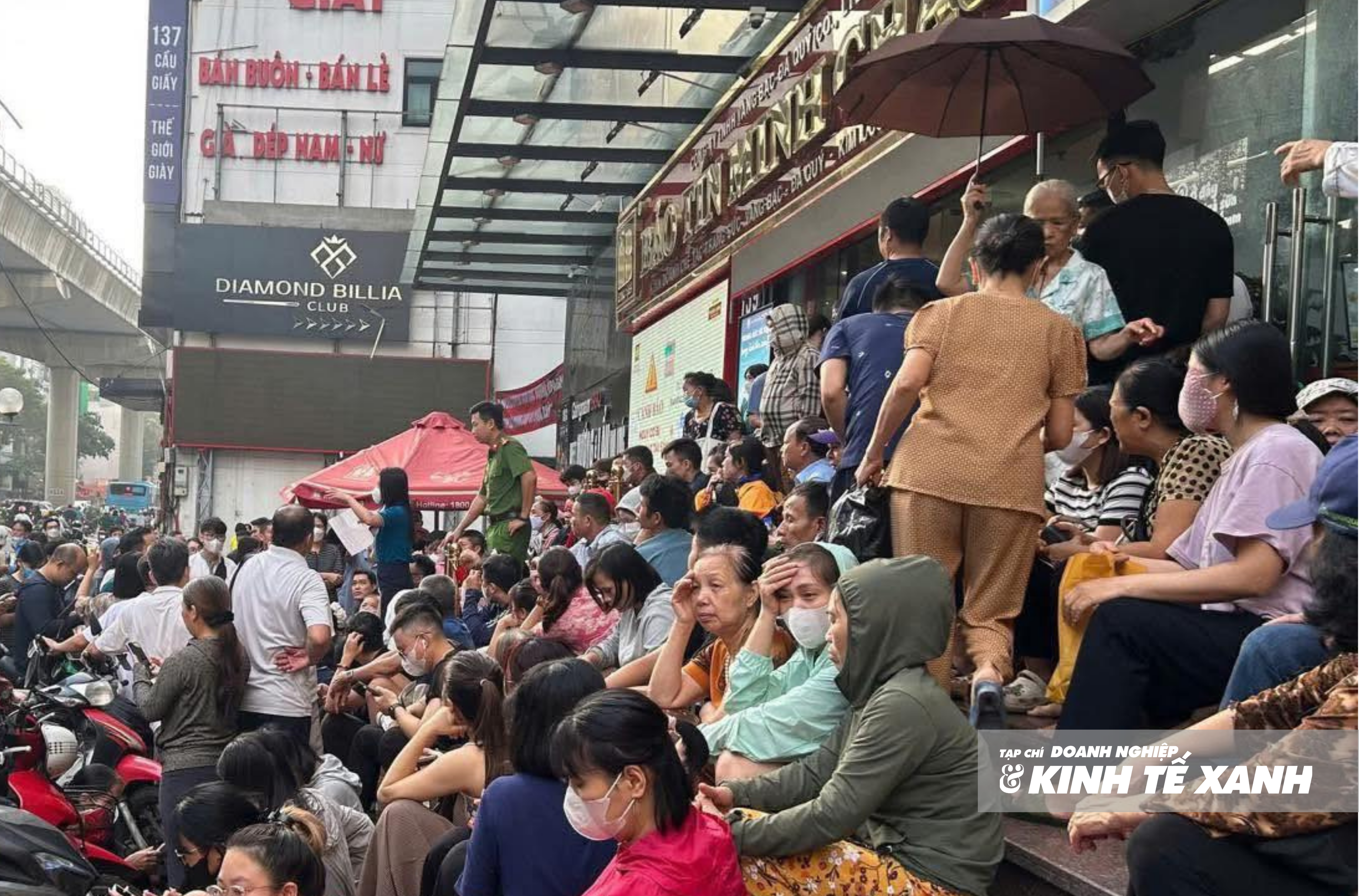 Khách hàng chen chúc mua vàng