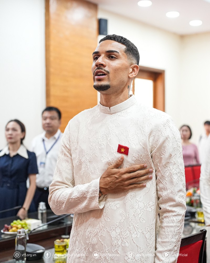 Tiền vệ Đỗ Hoàng Hên hát quốc ca Việt Nam