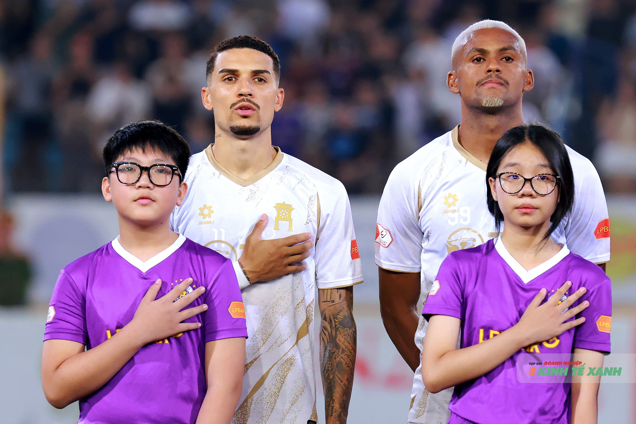 Cầu thủ nhập tịch Đỗ Hoàng Hên lần đầu tiên hát quốc ca Việt Nam trong một trận đấu tại V.League với tư cách là cầu thủ nội