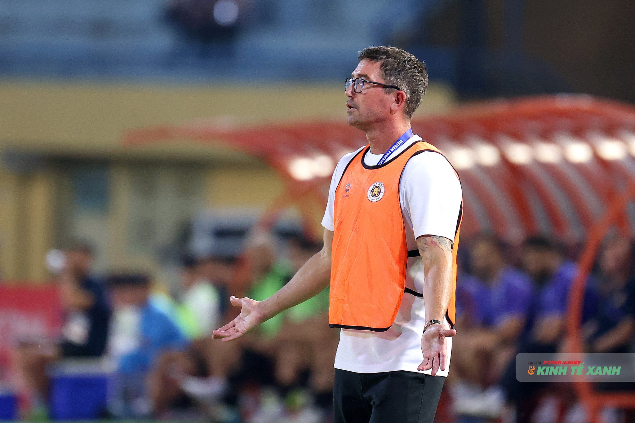 HLV Harry Kewell không thể tin được khi hết cột dọc tới xà ngang từ chối bàn thắng của đội chủ nhà