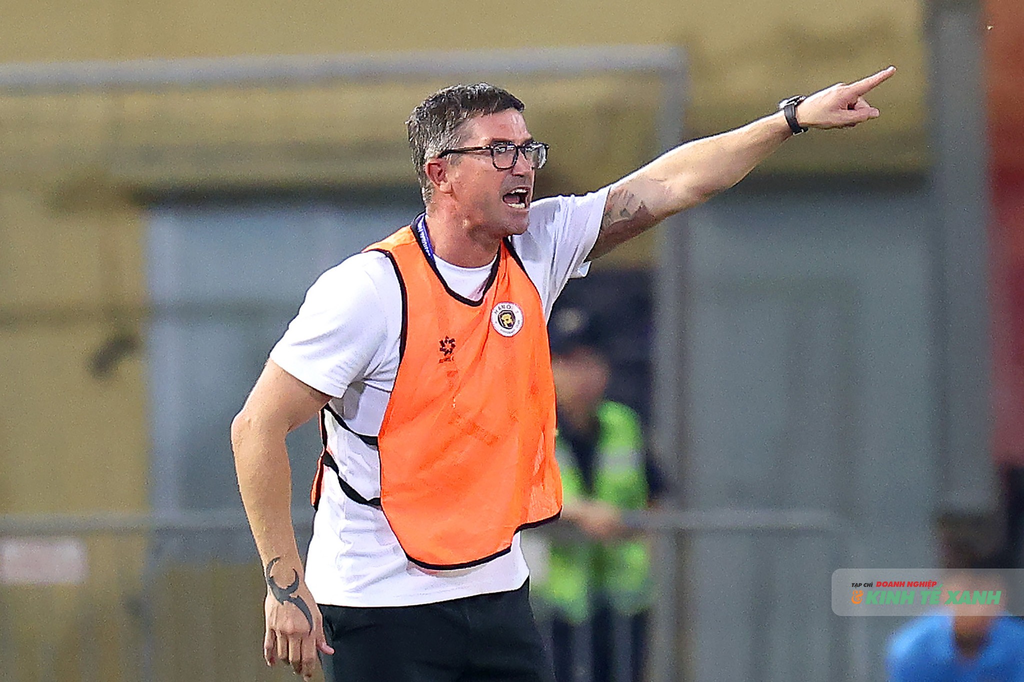 HLV Harry Kewell liên tục thúc giục các cầu thủ CLB Hà Nội chơi hết mình