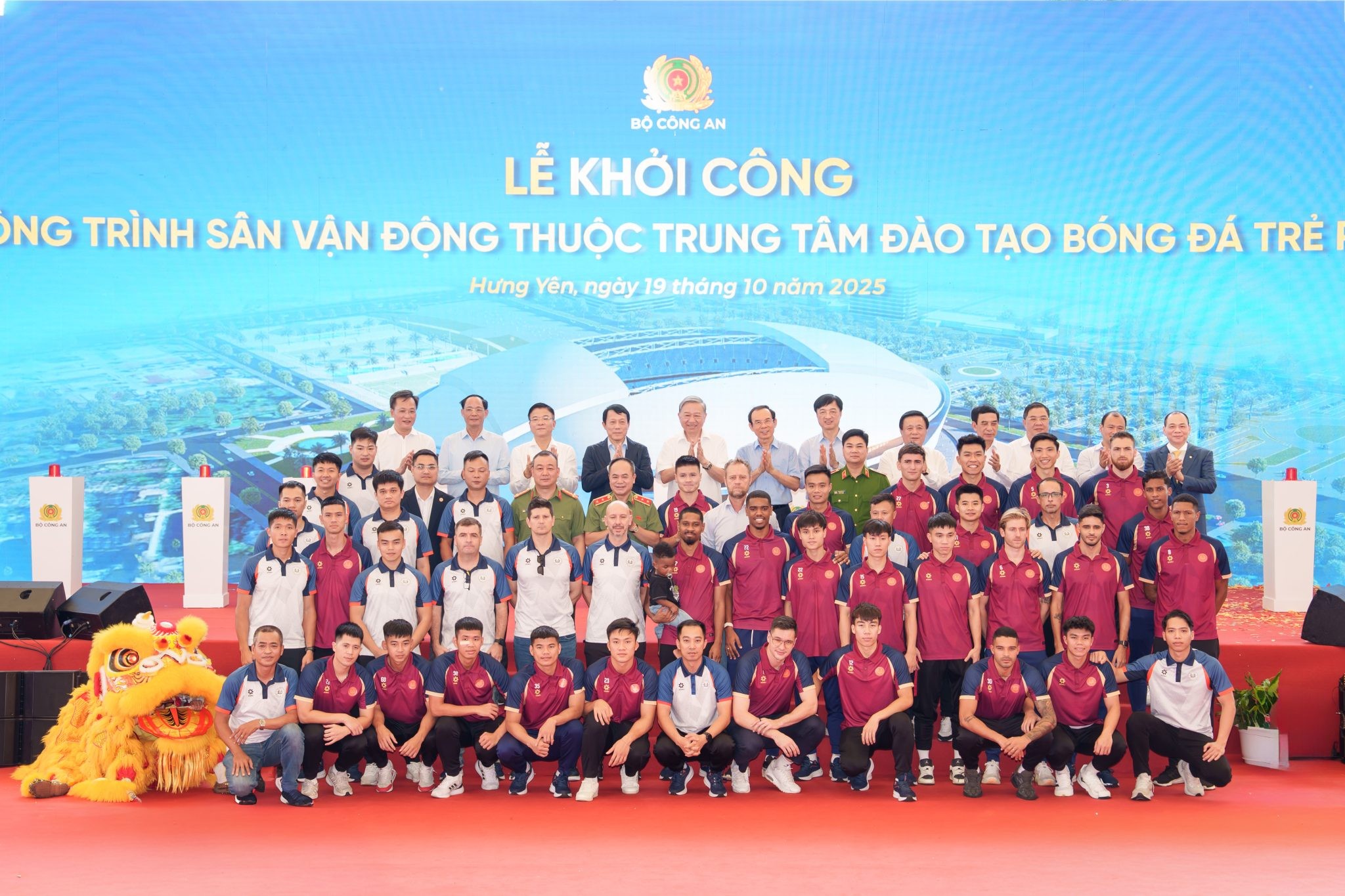 Tổng Bí thư Tô Lâm và các đồng chí lãnh đạo Đảng, Nhà nước chụp ảnh lưu niệm với các thành viên Trung tâm Đào tạo bóng đá trẻ PVF