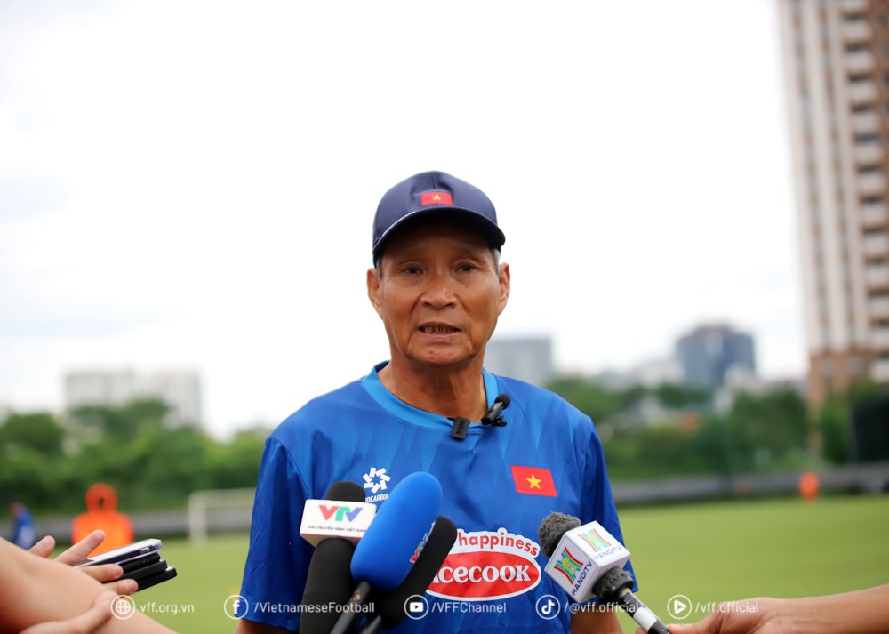 HLV Mai Đức Chung trả lời phỏng vấn của giới truyền thông