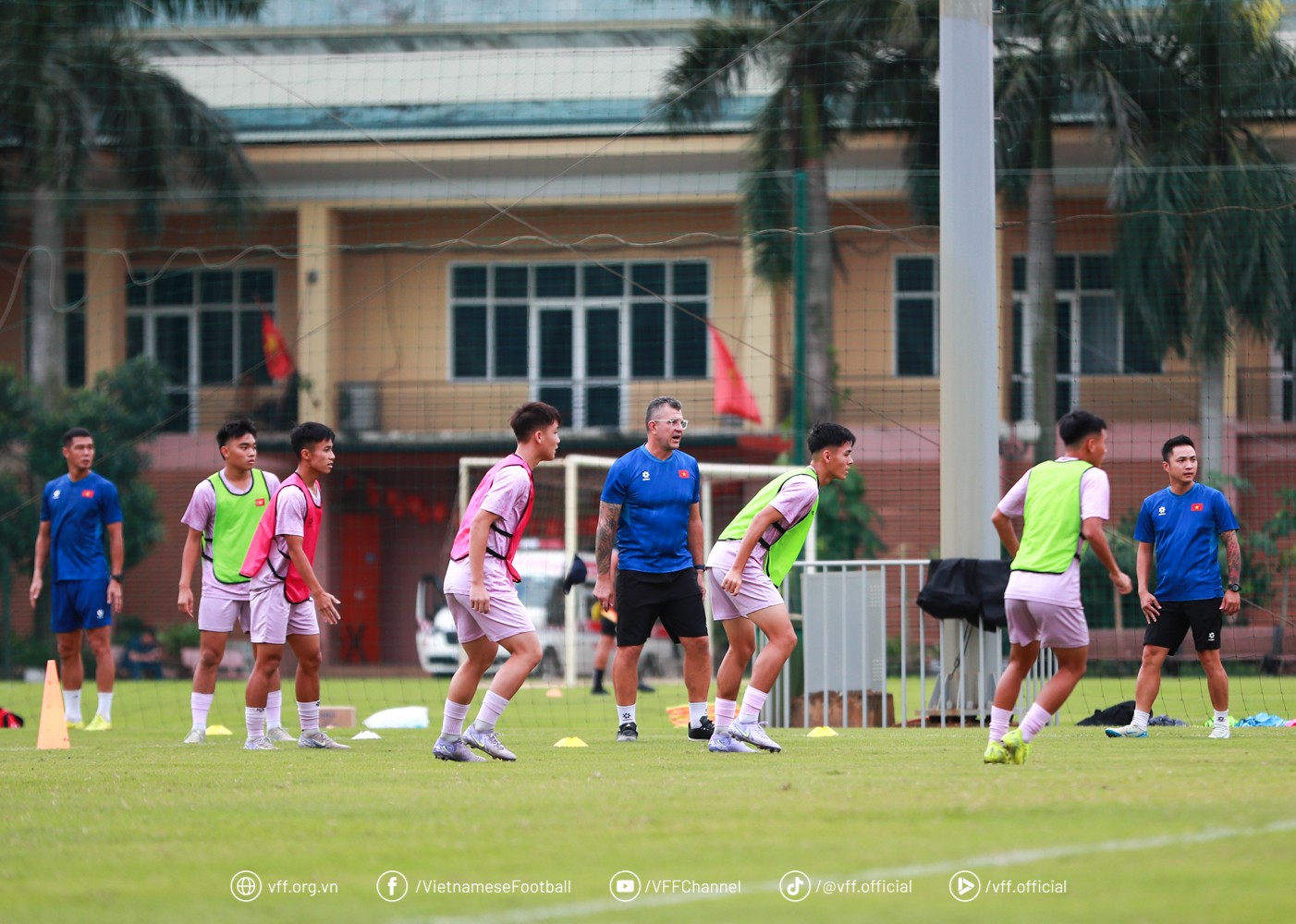 HLV Cristiano Roland và Ban Huấn luyện luôn theo sát, liên tục hướng dẫn và chỉ bảo các học trò luyện tập