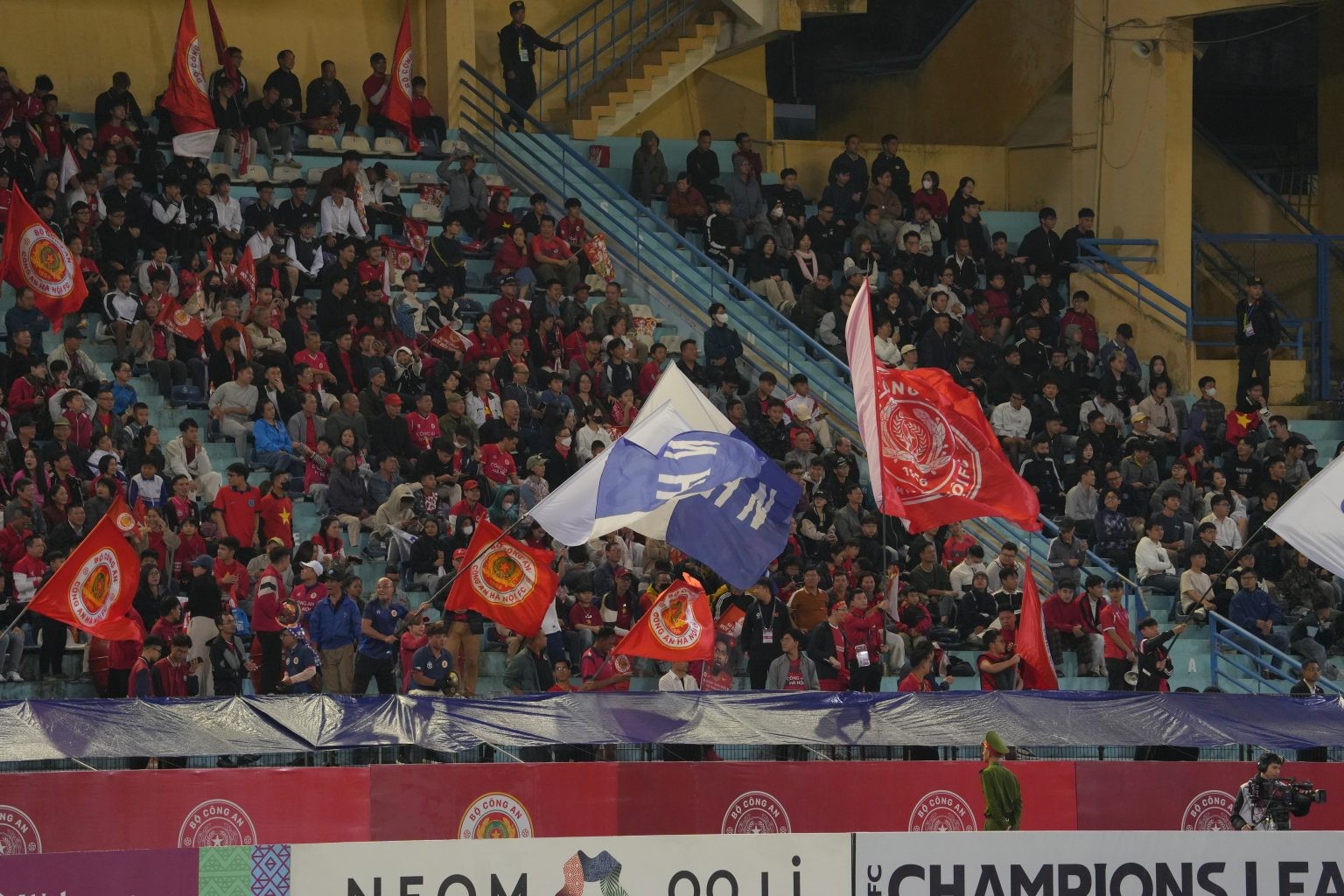 Khá đông cổ động viên tới sân Hàng Đẫy để cổ vũ cho Công An Hà Nội FC