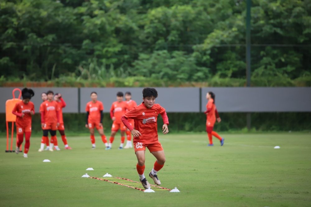 Các cầu thủ trẻ đang tích cực tập luyện để theo kịp đàn chị tại Đội tuyển