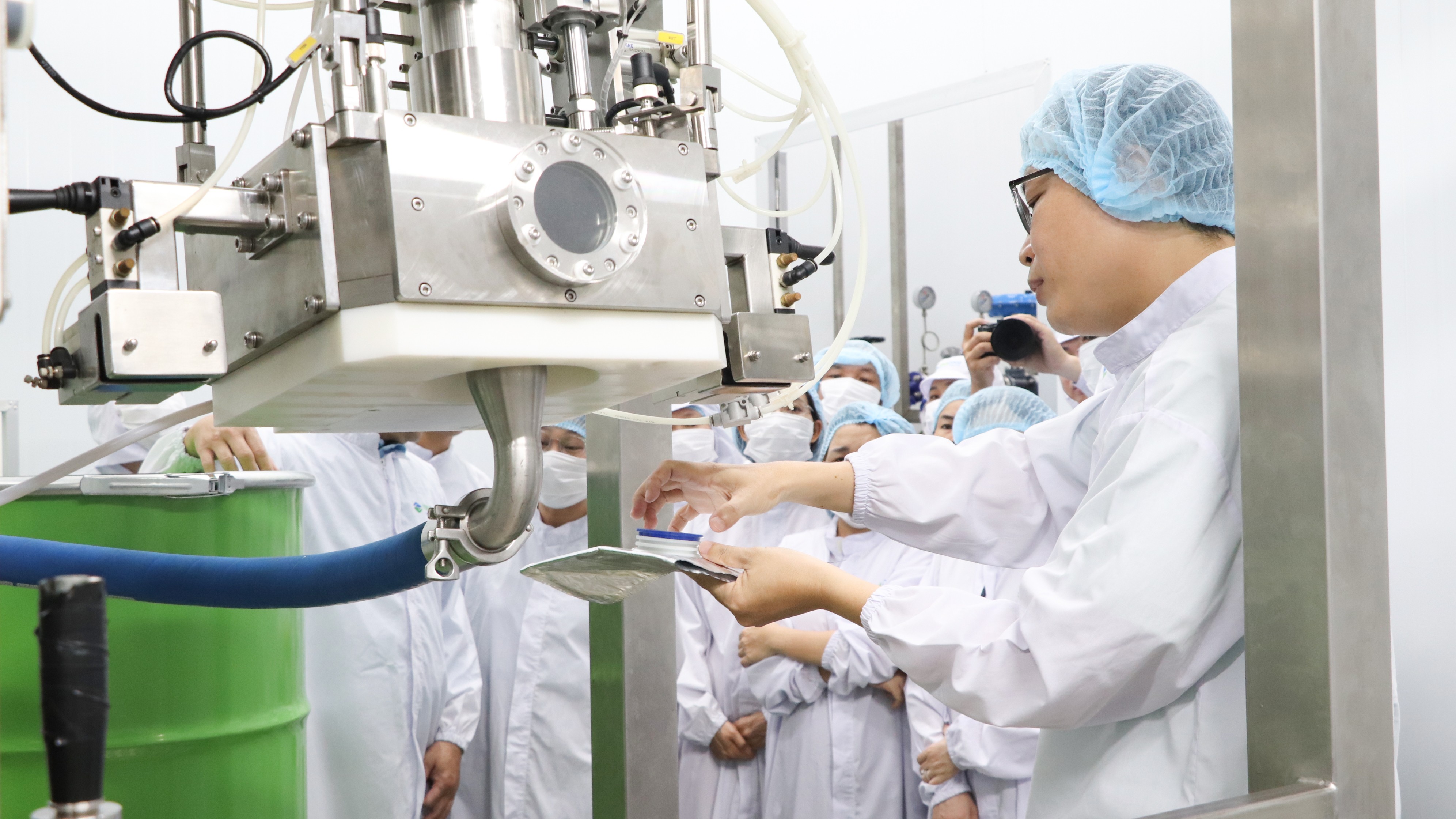 1.	Dây chuyền sản xuất thạch dừa Aseptic UHT hiện đại tại Nhà máy Vinacoco (Đồng Nai).