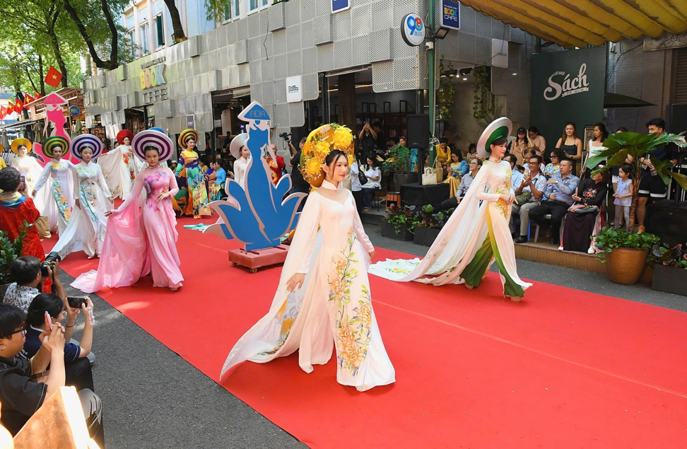 Trần Ngọc Gia Hân – Từ sinh viên Văn Lang đến  ngôi sao triển vọng của sàn diễn Việt