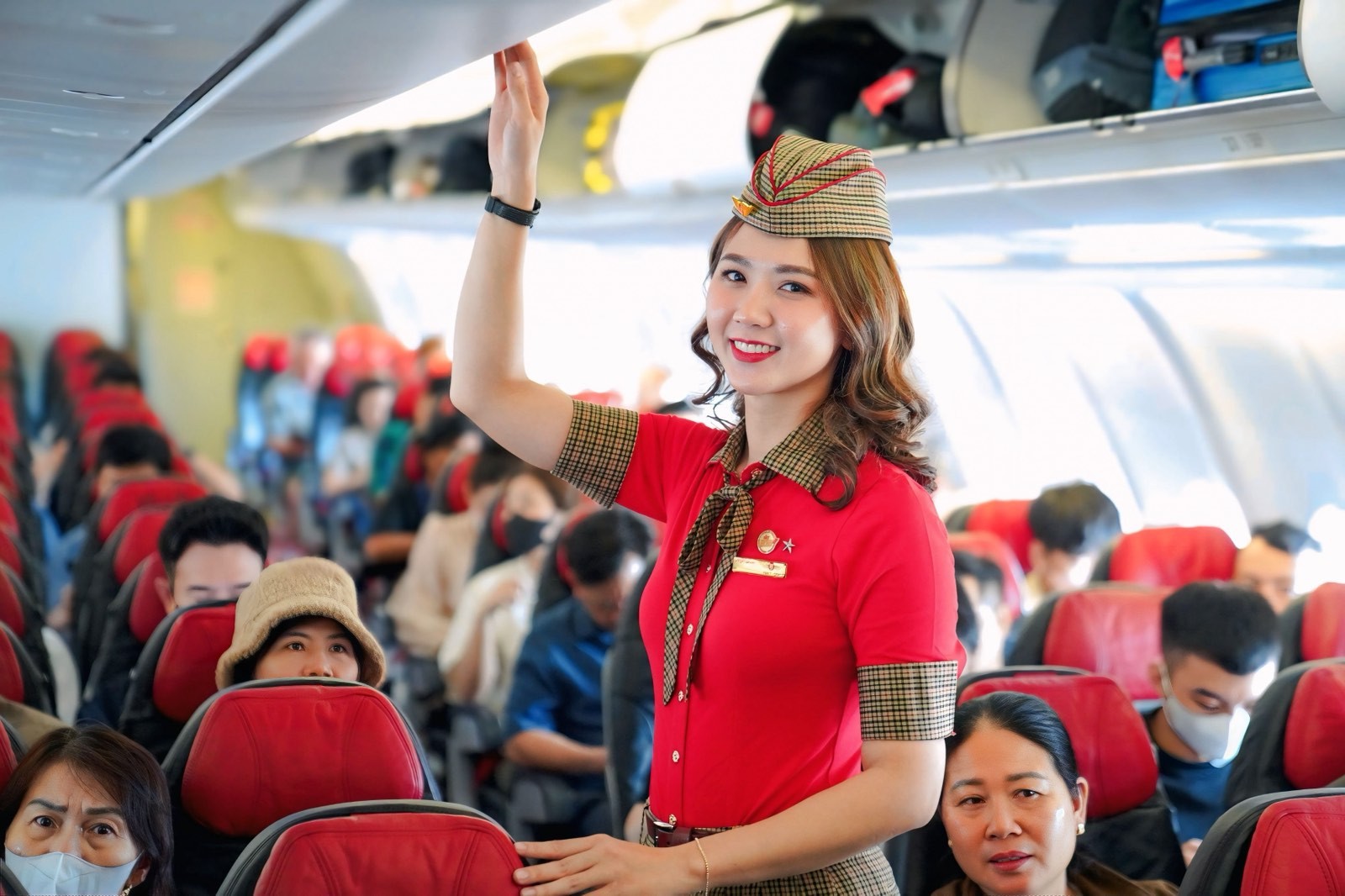 vietjet-flight-crew-1-1761731004.jpg