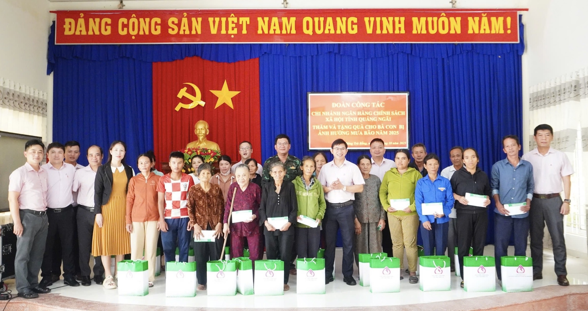 chieu-30-10-lanh-dao-nhcsxh-tinh-quang-ngai-tang-qua-cho-ba-con-xa-dong-tra-bong-khac-phuc-hau-qua-mua-lu-1761865933.jpg