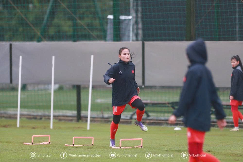 Các cầu thủ tích cực tập luyện trong điều kiện trời mưa gió rét