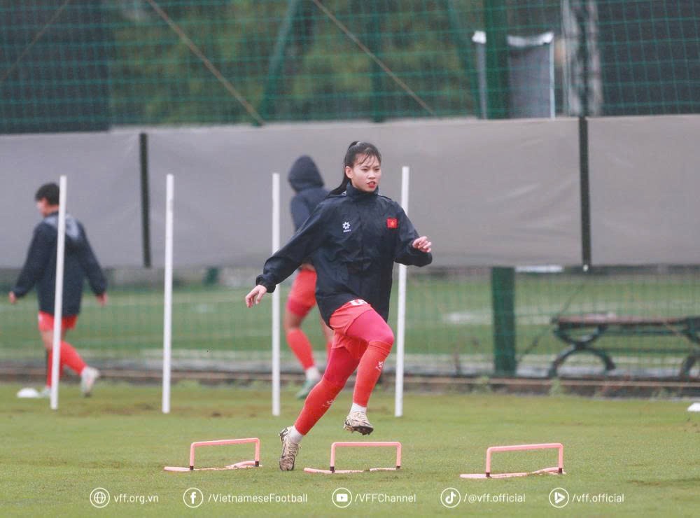 Đội tuyển nữ Việt Nam tập luyện trong mưa rét, chuẩn bị cho chuyến tập huấn tại Nhật Bản