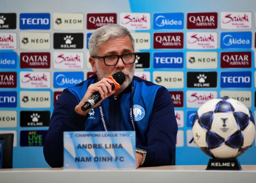 HLV Andre Lima của Nam Định FC trả lời các câu hỏi của giới truyền thông