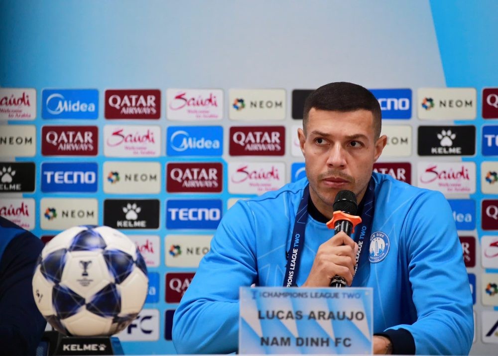 Đội trưởng Lucas Araujo phát biểu tại buổi họp báo