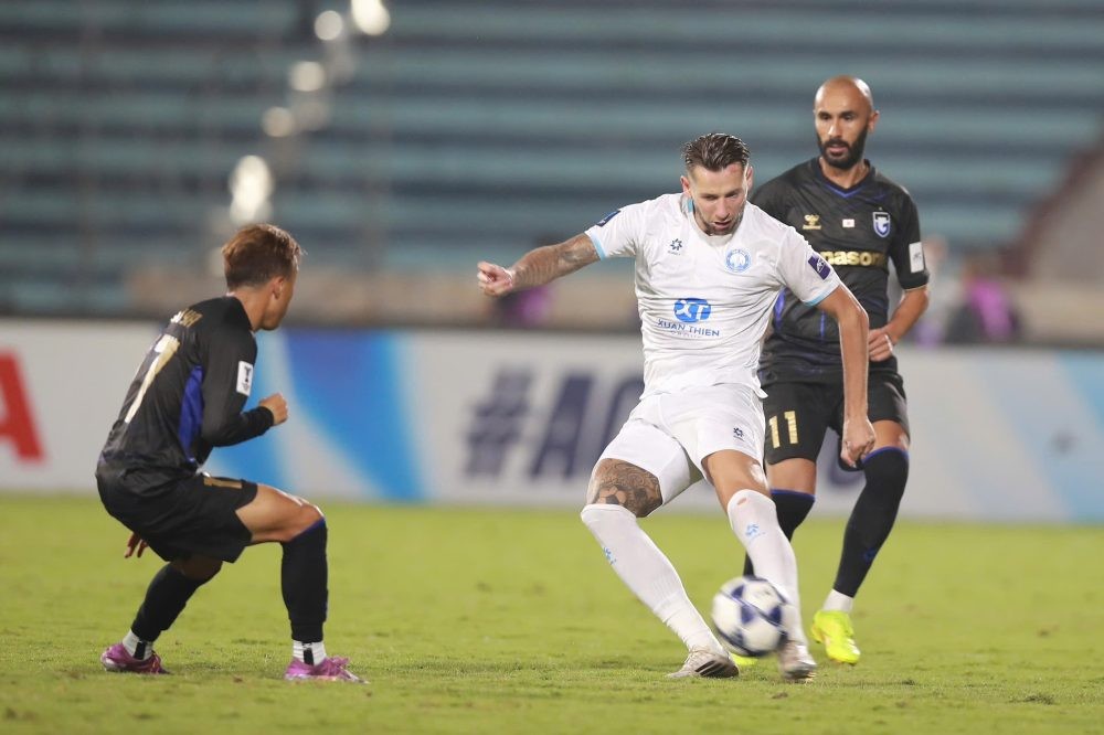 Dù nỗ lực và quyết tâm thi đấu, các cầu thủ Nam Định FC vẫn để thua 0-1 trước Gamba Osaka