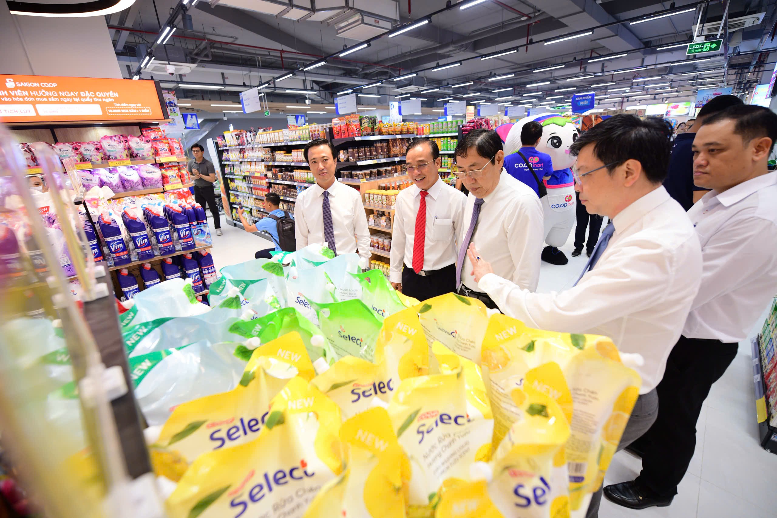 coopmart-thong-nhat-co-90-san-pham-thuoc-danh-muc-hang-viet-nam-chat-luong-cao-trong-do-co-nhieu-dong-san-pham-than-thien-moi-truong-dat-chuan-xanh-cua-saigon-coop-1762511300.jpg