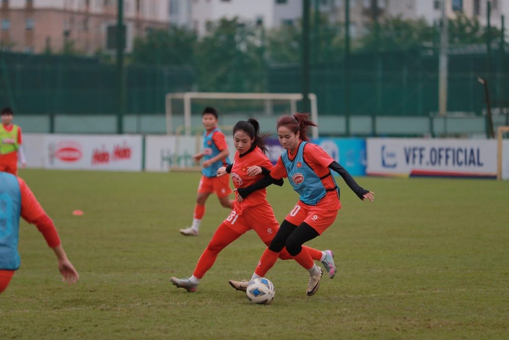 Hậu vệ Trần Thị Duyên tích cực tập luyện cùng đồng đội