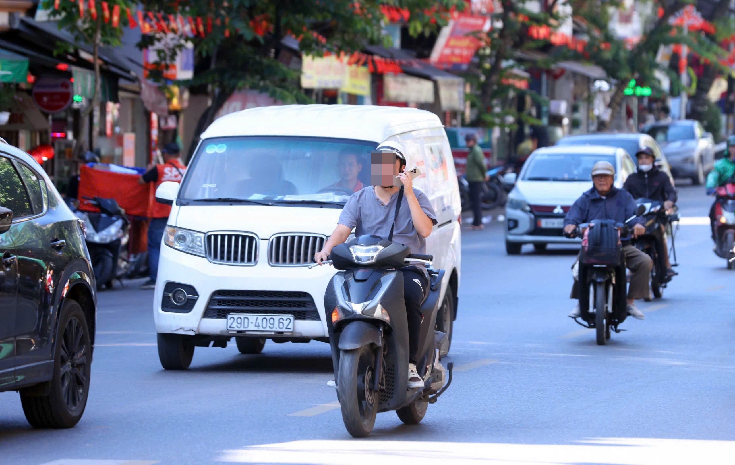 Nhiều người vẫn có thói quen sử dụng điện thoại khi đang lái xe, tiềm ẩn nguy cơ gây tai nạn.