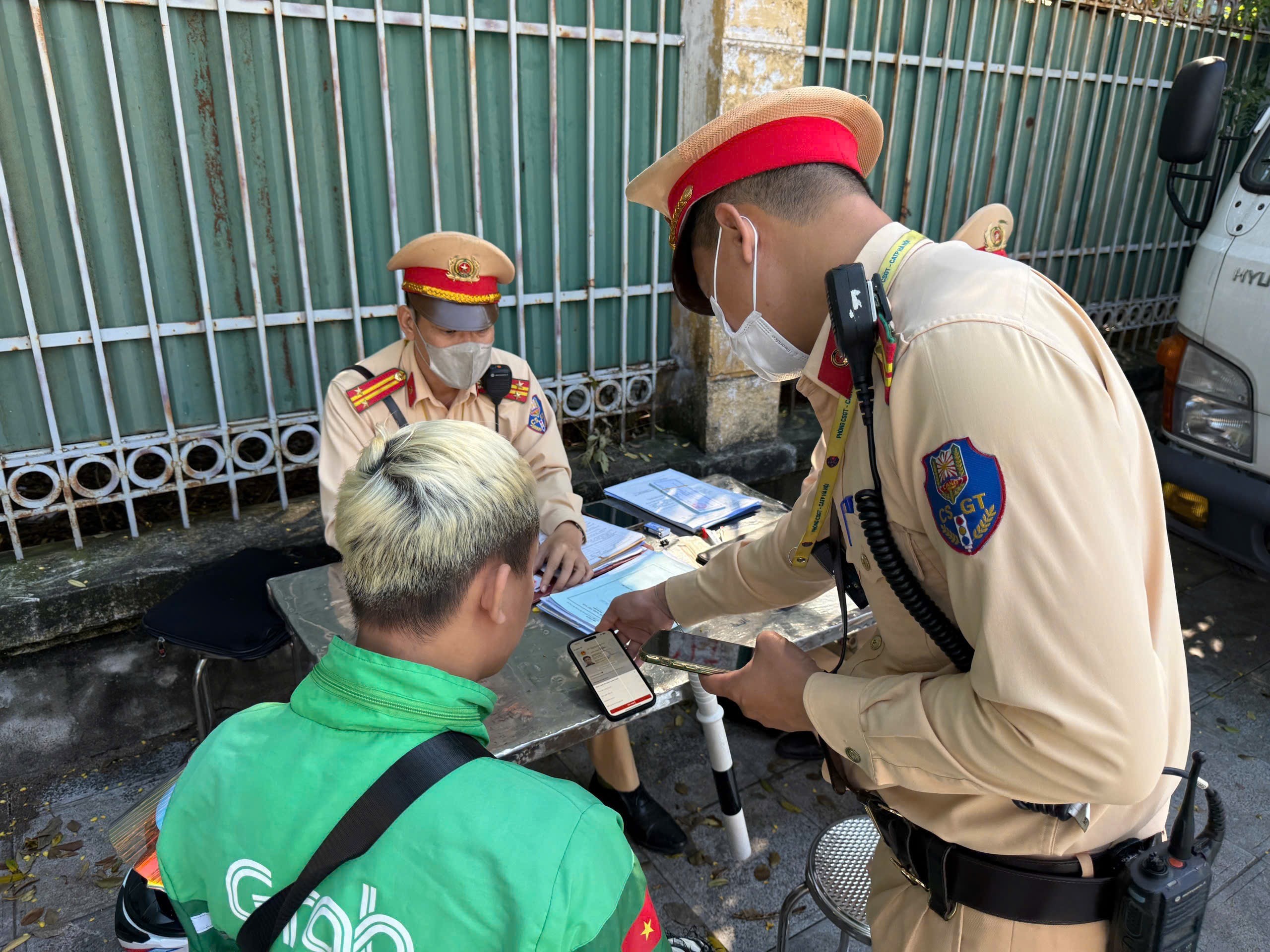 Vừa lái xe vừa dùng điện thoại