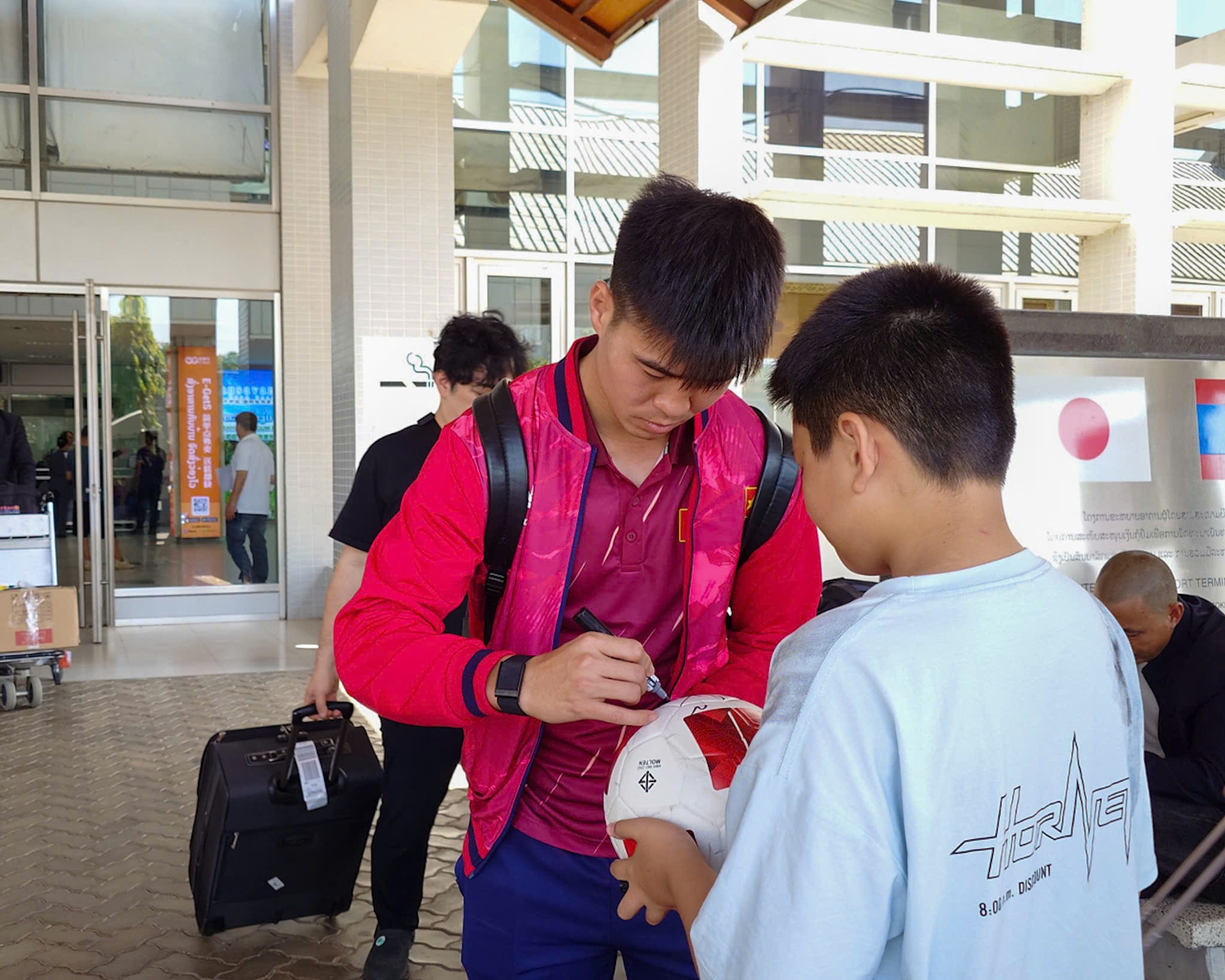 Trung vệ đội trưởng Đỗ Duy Mạnh ký tặng người hâm mộ