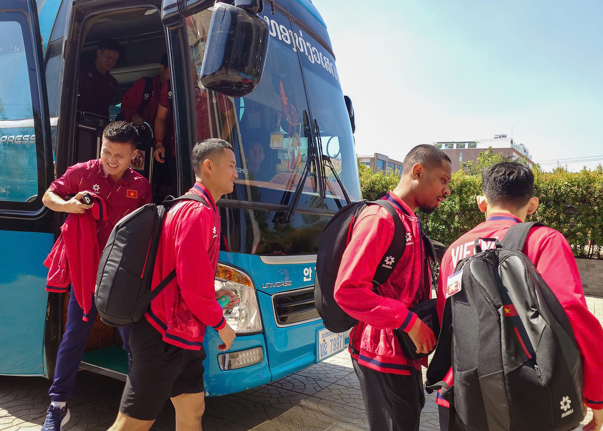 Đội tuyển Việt Nam đã có mặt tại thủ đô Viêng Chăn, Lào để làm quen điều kiện thời tiết và sân thi đấu