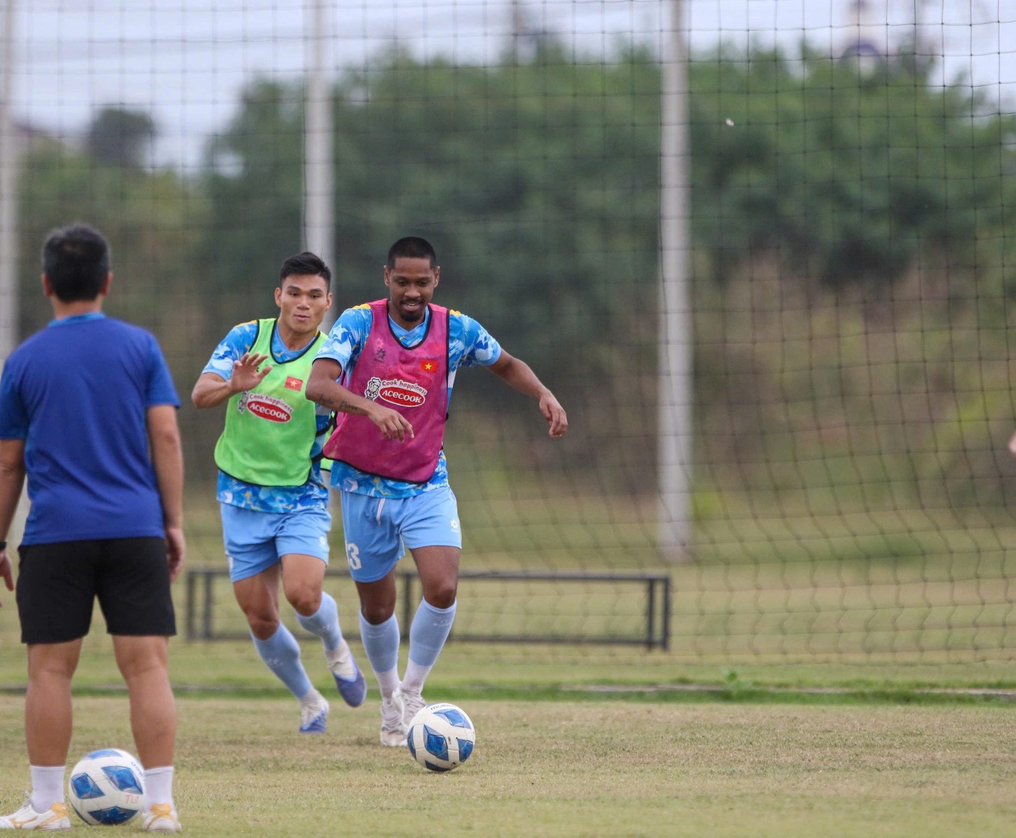 Hậu vệ Pendant Quang Vinh tích cực luyện tập cùng đồng đội