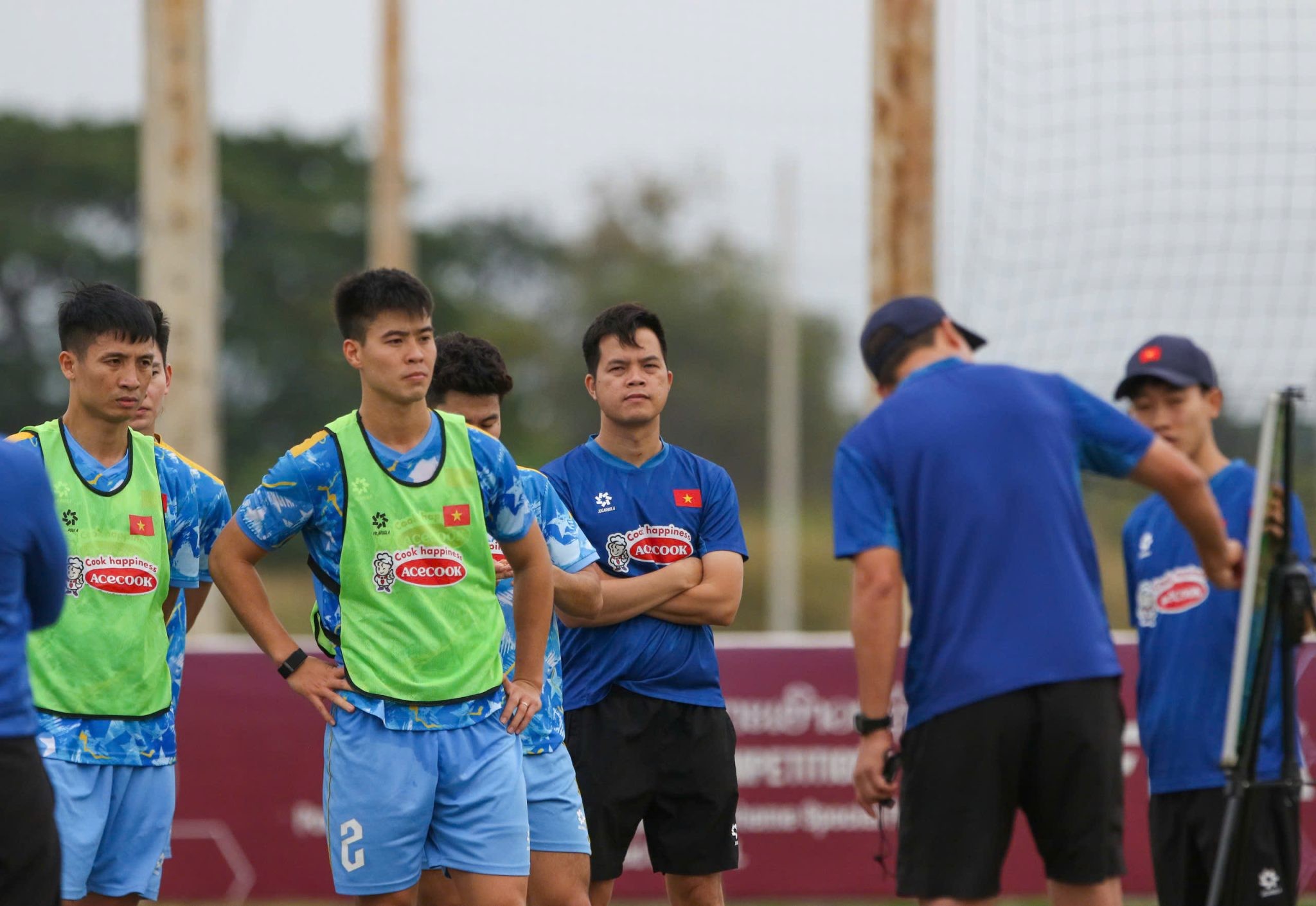 HLV Kim Sang Sik chỉ dẫn các học trò luyện tập