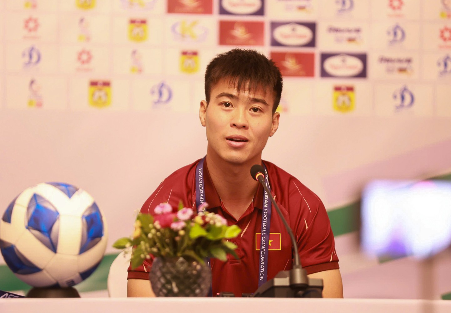 Đội trưởng Đỗ Duy Mạnh trả lời các câu hỏi của giới truyền thông