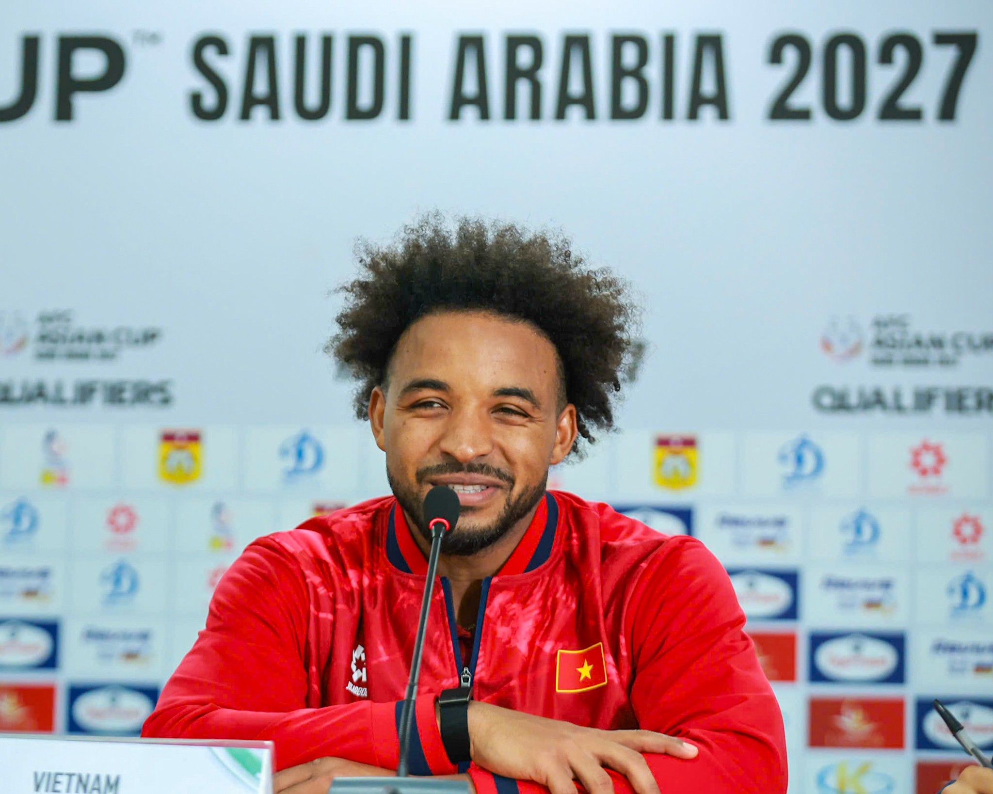 Tiền đạo Nguyễn Xuân Son - cầu thủ xuất sắc nhất trận đấu chia sẻ với báo giới