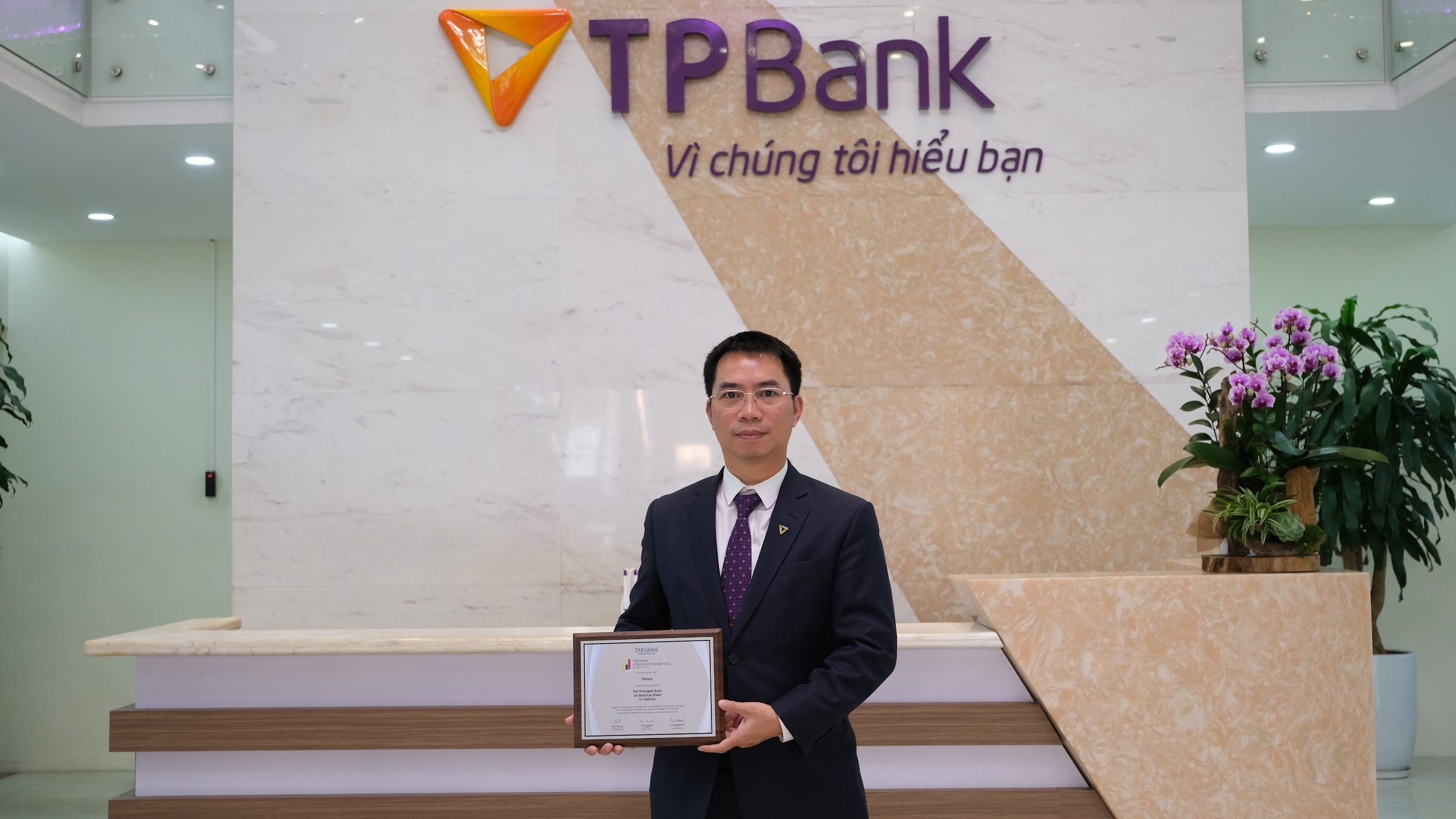 tpbank-duoc-vinh-danh-la-ngan-hang-vung-manh-hang-dau-viet-nam-nam-2025-4-1763727410.jpg