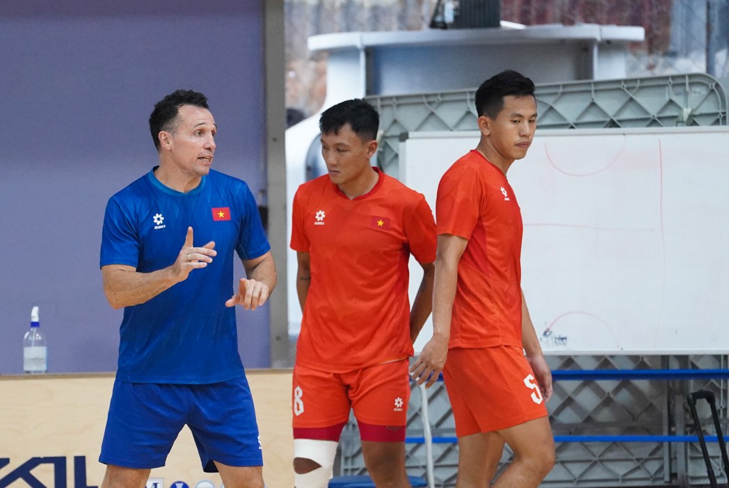 HLV Diego Giustozzi miệt mài luyện quân để chuẩn bị lực lượng cho SEA Games 33