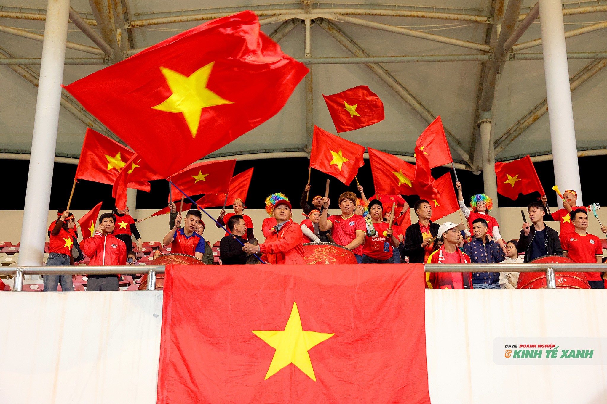 Cổ động viên tiếp lửa cho các cầu thủ trẻ U17 Việt Nam trên sân PVF, Hưng Yên