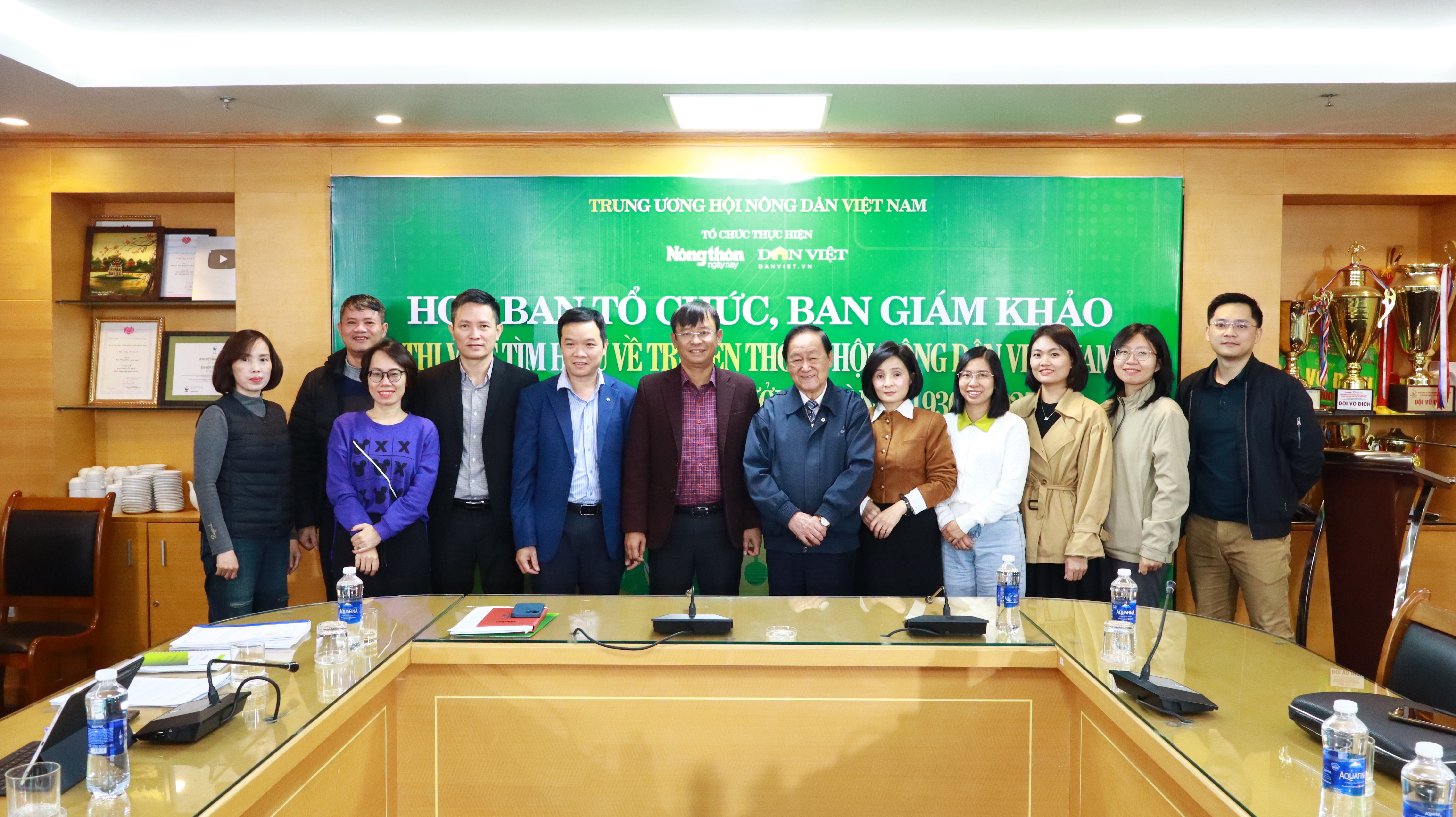 ban-to-chuc-ban-giam-khao-thi-viet-tim-hieu-truyen-thong-95-nam-hoi-nong-dan-viet-nam-da-hop-va-thong-nhat-cao-voi-11-tac-pham-xung-dang-nhat-de-trao-giai-trong-do-co-1-giai-a-2-giai-b-3-giai-c-va-5-giai-khuyen-1764693651.JPG