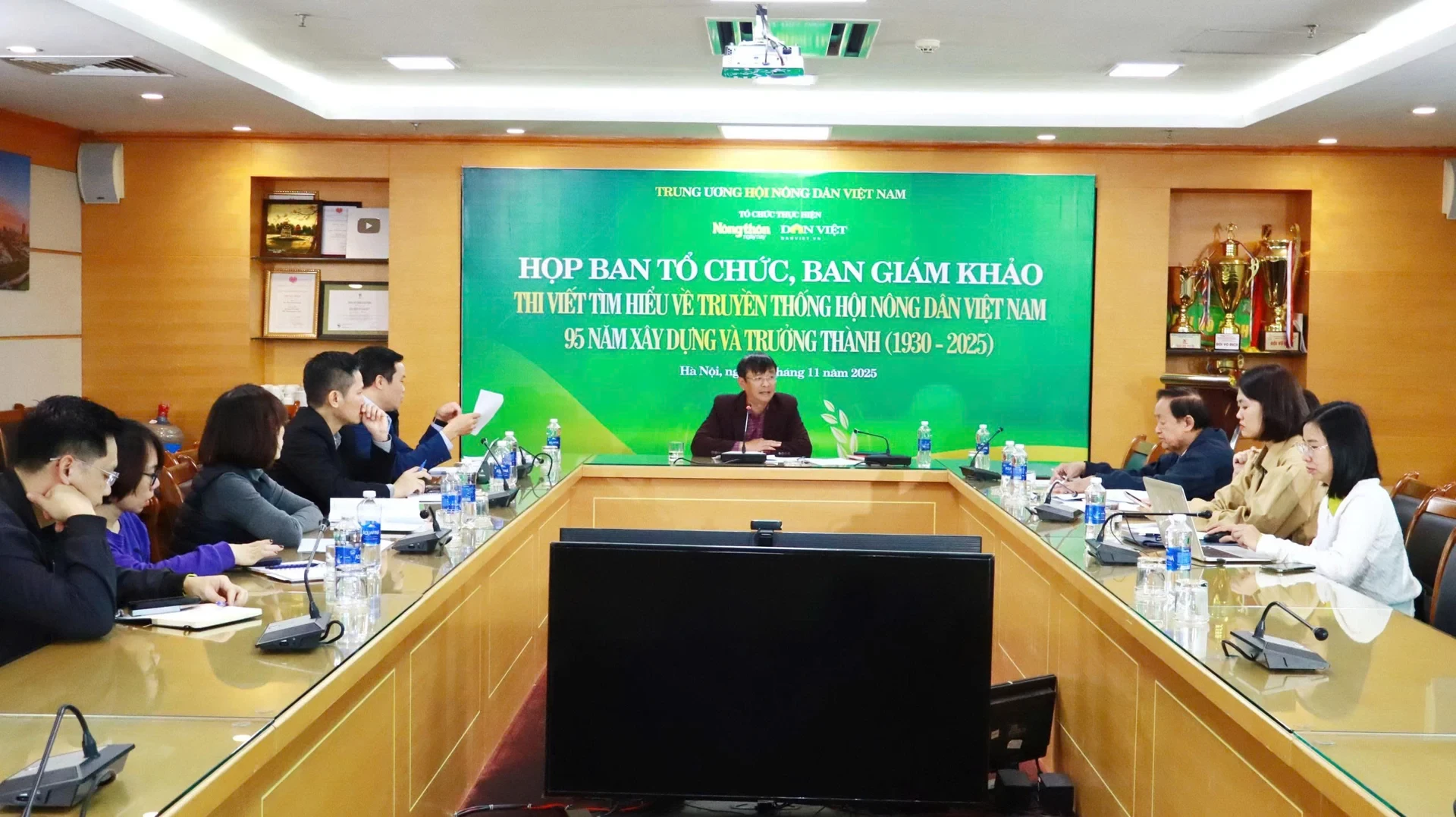 toan-canh-buoi-hop-ban-to-chuc-ban-giam-khao-thi-viet-tim-hieu-ve-truyen-thong-hoi-nong-dan-viet-nam-95-nam-xay-dung-va-truong-thanh-14-10-1930-14-10-2025-anh-kieu-tam-1764693639.webp