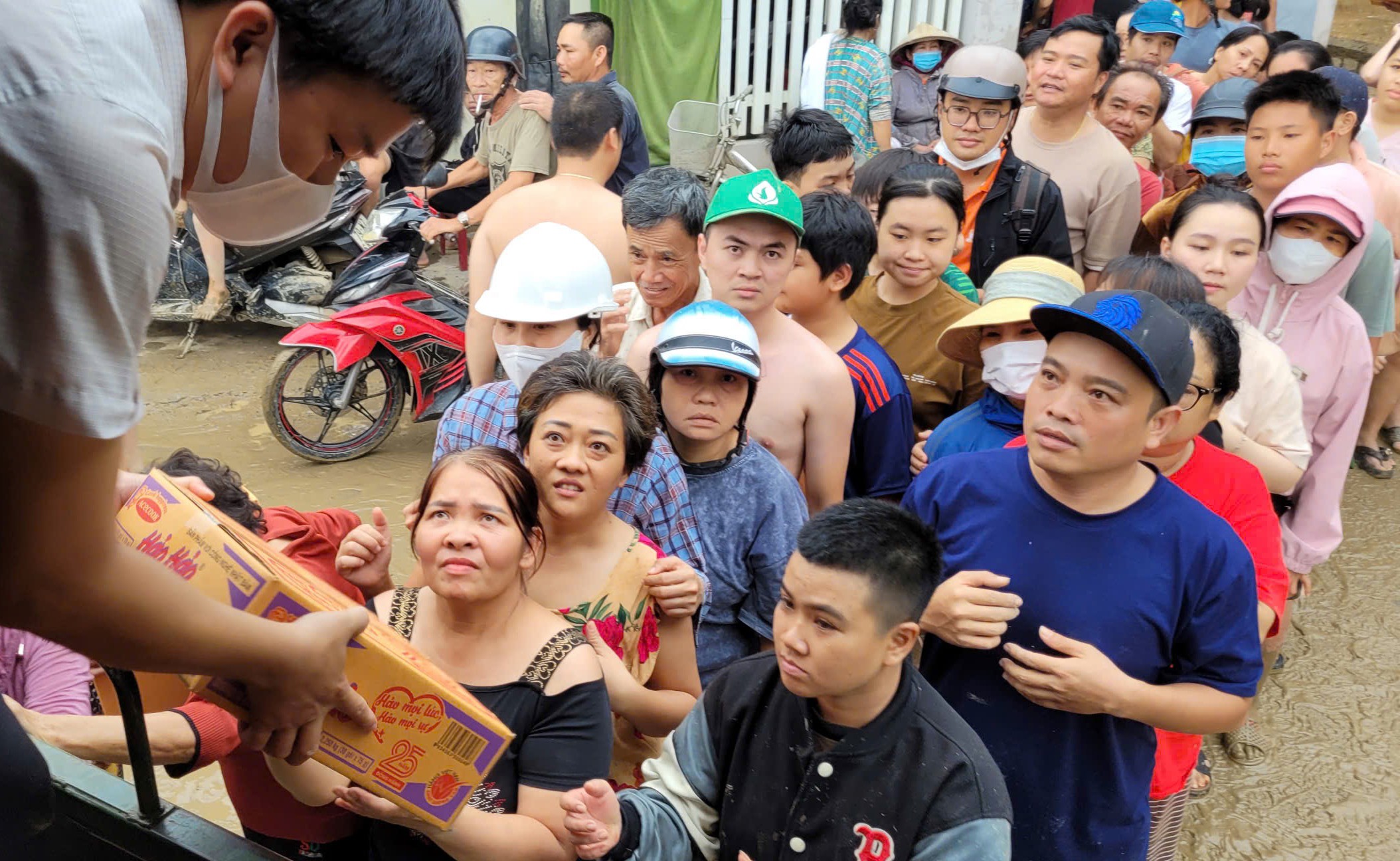 Hình ảnh: sản phẩm đến với và con vùng lũ Khánh Hòa (nguồn: Acecook Việt Nam)