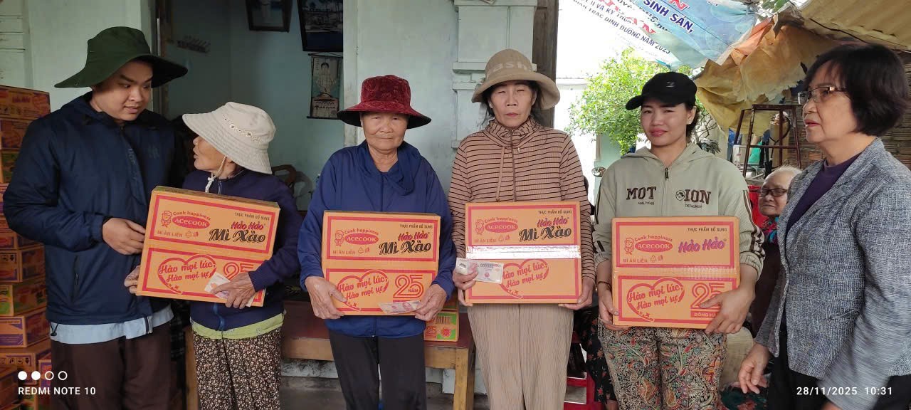 Hình ảnh: sản phẩm đến với và con vùng lũ Đắk Lắk (Phú Yên cũ)  (nguồn: Acecook Việt Nam)