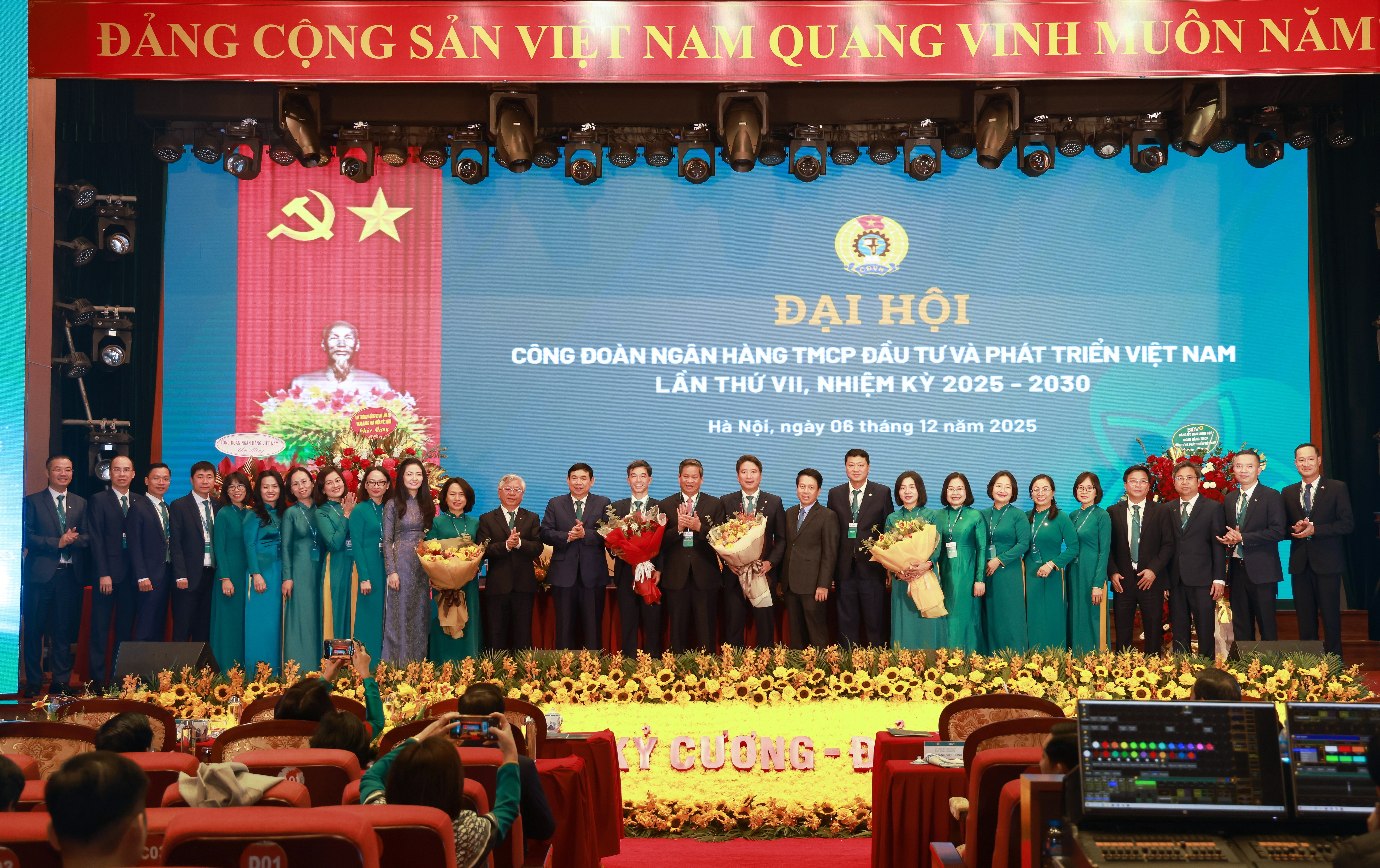 ban-chap-hanh-cong-doan-bidv-nhiem-ky-2025-2030-ra-mat-dai-hoi-1765007306.JPG