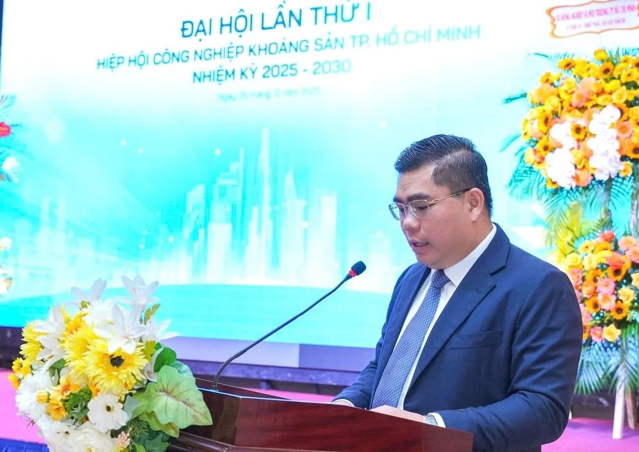 Ông Phan Tấn Đạt, Chủ tịch Công ty CP Khoáng sản và xây dựng Bình Dương, phát biểu tại đại hội. Ảnh: BTC