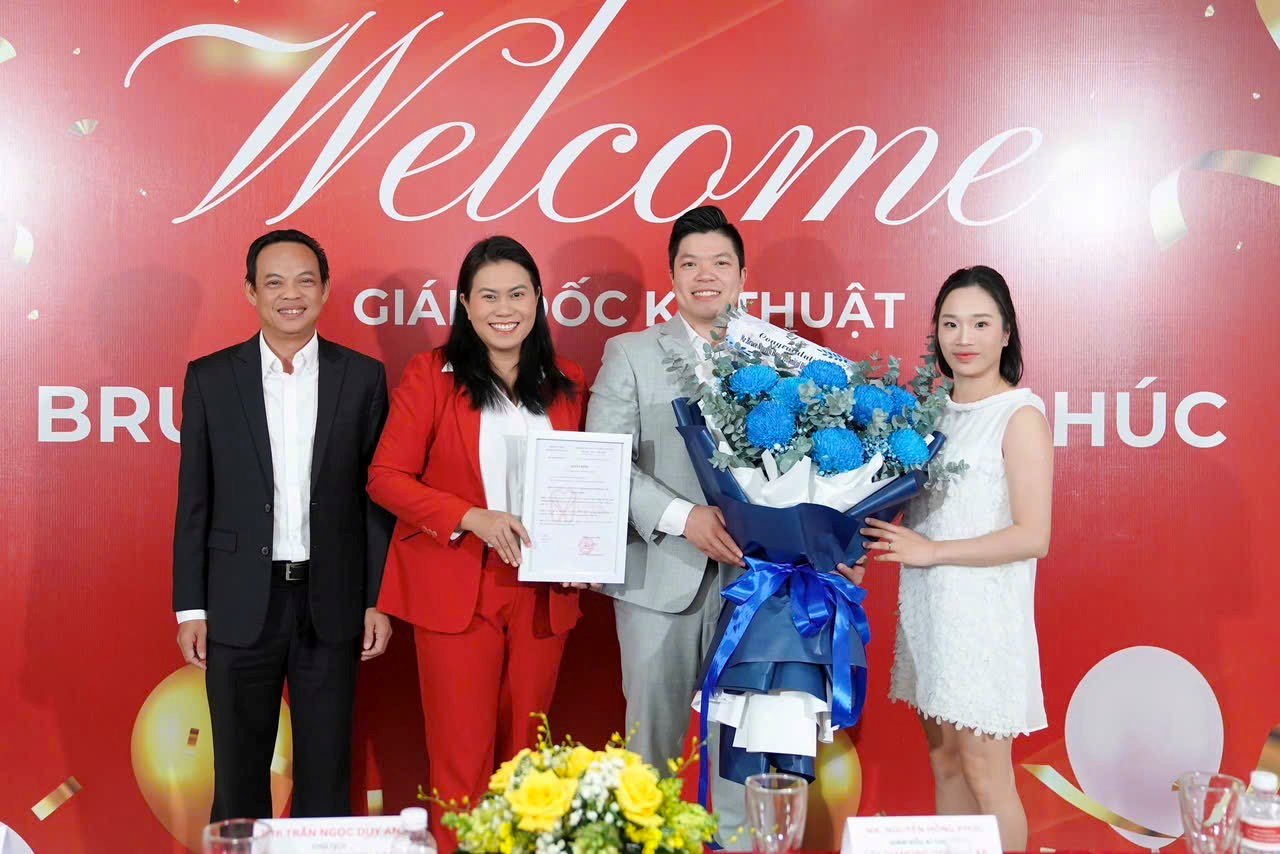 : Ông Trần Ngọc Duy An – Chủ tịch Diamond Dental Lab – tặng hoa chúc mừng ông Nguyễn Hồng Phúc trong ngày nhậm chức “Giám đốc Kỹ thuật”