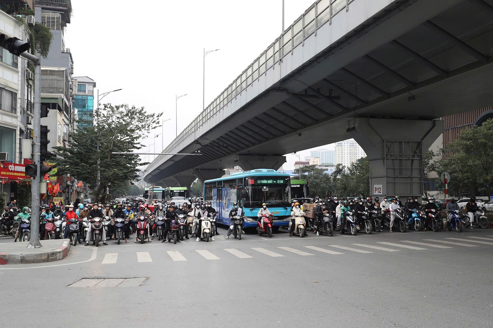 Hệ thống camera AI giúp các phương tiện dừng, đỗ đúng vạch, trật tự hơn tại nhiều nút giao thông trọng điểm ở Hà Nội.