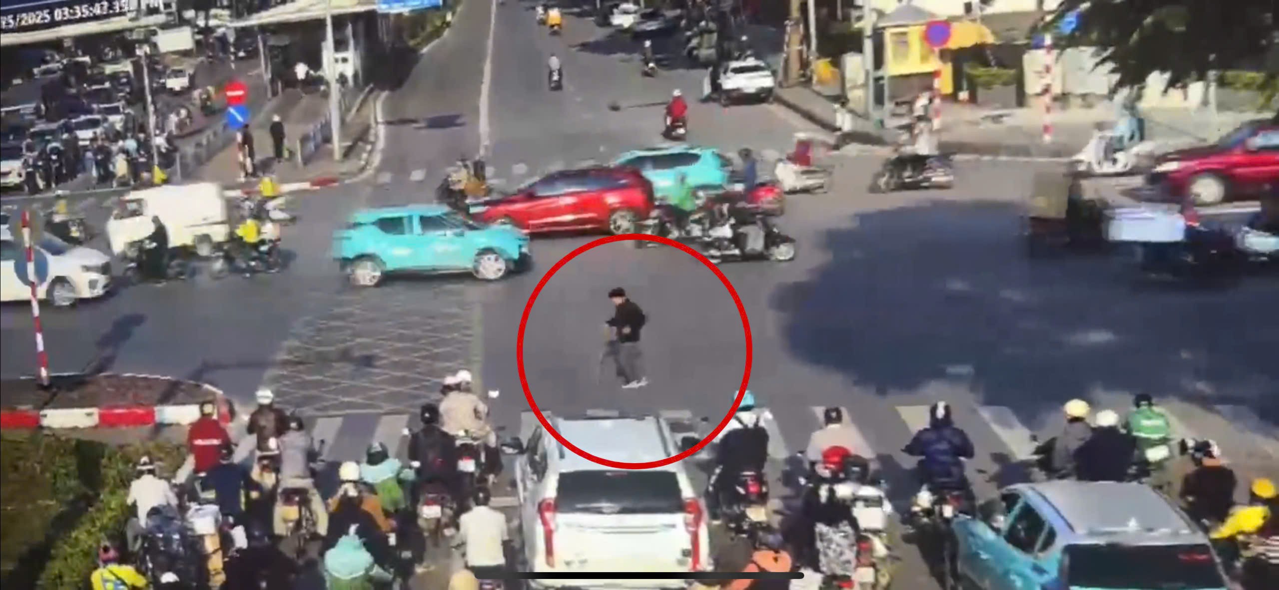 Hình ảnh từ camera AI hỗ trợ phát hiện vi phạm và kịp thời điều chỉnh chu kỳ đèn tín hiệu trong giờ cao điểm.